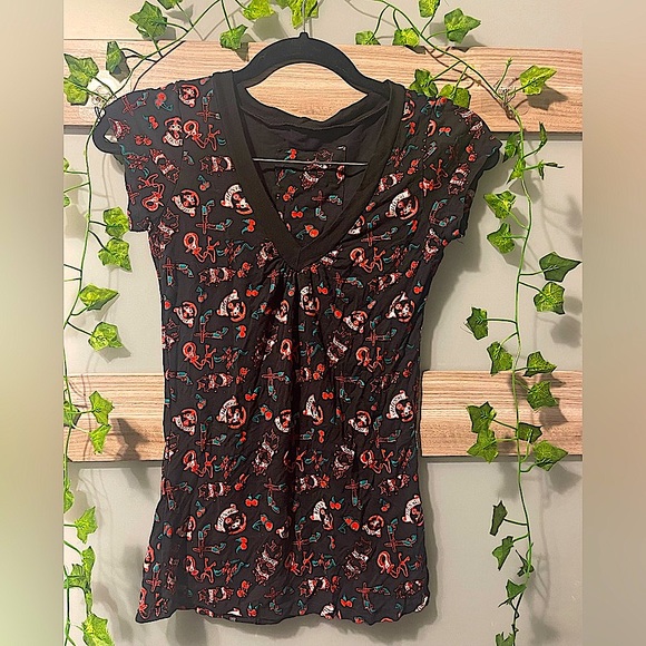 Long V-neck Shirt with punk pattern - unknown brand, vintage/yk2 -very stretchy - Picture 1 of 2